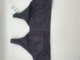 un maillot de bain posé sur une surface blanche
