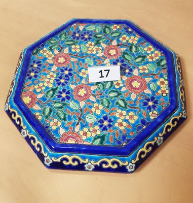 une boîte décorative sur laquelle figure un numéro, posée sur une table