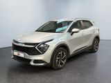 un SUV blanc garé dans une pièce au sol noir