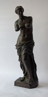 une image représentant une statue de femme debout sur un socle en marbre
