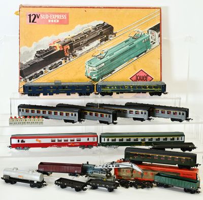 un grand nombre de trains miniatures posés sur une table