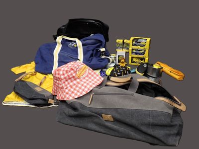 un sac sur lequel sont posés un chapeau et d'autres objets