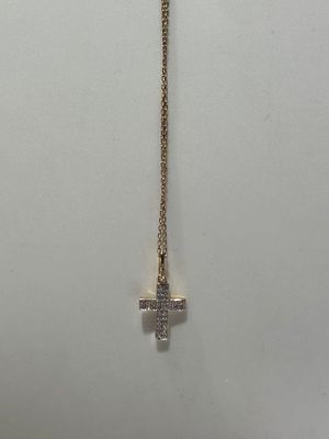 un collier avec une croix sur une chaîne en or