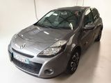 la photo d'une voiture argentée garée dans un garage