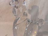 une figurine en verre transparent représentant un chien, posée sur une table