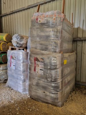 une grande pile de cartons posée au milieu d'un entrepôt