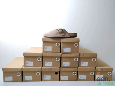 une pile de cartons sur lesquels sont posées des chaussures