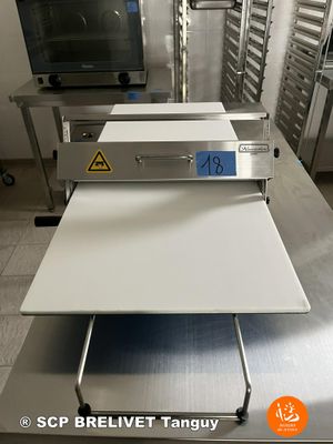 an image of a commercial kitchen with a conveyor belt