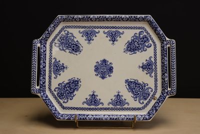 GIEN. Plat rectangulaire à anses à lambrequins bleus.