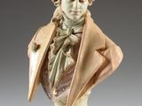une photo représentant une statue d'un homme vêtu d'un manteau