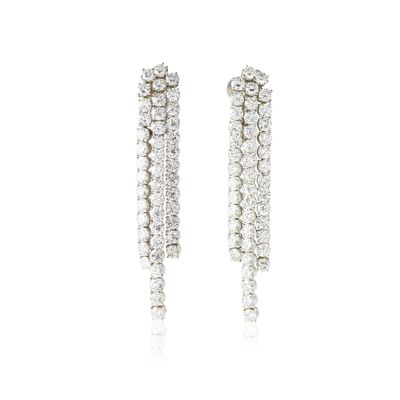une image d'une paire de boucles d'oreilles en diamant sur fond blanc
