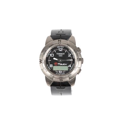 gros plan d'une montre sur une surface blanche