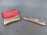 deux harmonicas posées l'une à côté de l'autre sur une table