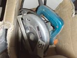 une boîte contenant une scie circulaire et une lame circulaire