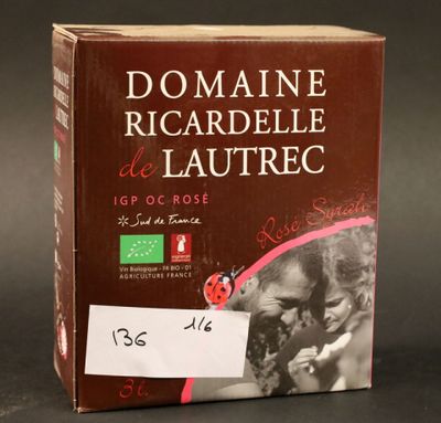 une boîte sur laquelle est apposée une étiquette portant l'inscription « Domaine Ricardile Lautrec »