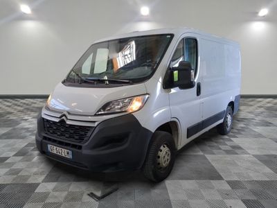 la camionnette blanche est garée dans une grande pièce au sol en damier