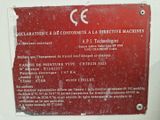 une affiche sur le mur indiquant que la machine fonctionne