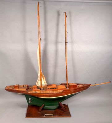 maquette en bois d'un voilier exposée sur un fond blanc
