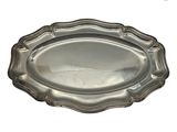 une image représentant une assiette en argent aux bords décorés