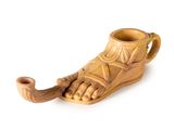 un sabot en bois d'où sort une pipe