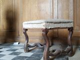 un banc posé sur un sol en damier