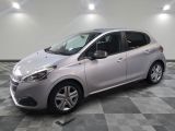 la voiture argentée est garée dans le garage sur un sol en damier
