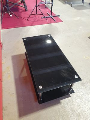 une table basse posée à même le sol dans une pièce