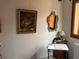 une photo d'un salon avec une table et des chaises