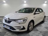 une voiture blanche garée dans une pièce au sol en damier