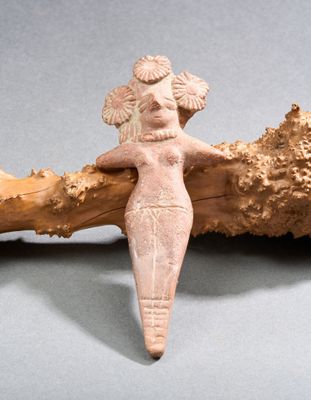 figurine représentant une femme tenant une branche d'arbre
