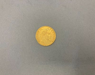 gros plan d'une pièce d'or sur une surface grise