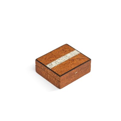TRAVAIL FRANCAIS Petit coffret en loupe d'amboine marquetée …