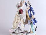 figurine représentant un homme et une femme vêtus de costumes du XVIIIe siècle