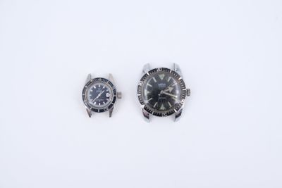 deux montres posées l'une à côté de l'autre sur une surface blanche