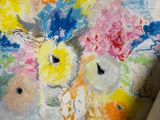 une peinture de fleurs dans un vase sur une table