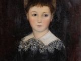 portrait d'un jeune garçon vêtu d'une robe noire à col blanc