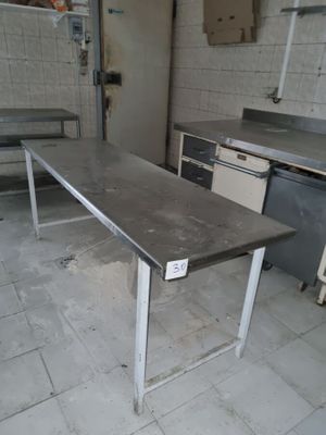 une table placée au milieu d'une cuisine