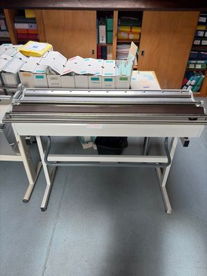 a machine that is sitting on a table in a room