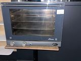 un four grille-pain posé sur un support dans une cuisine