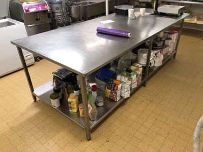 Grande table en inox avec plateau d'entrejambe, longueur : e… - Photo 1