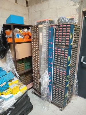 de nombreuses caisses contenant des articles divers dans un local de stockage