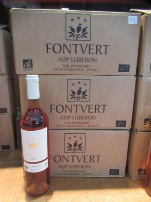des bouteilles de vin posées sur une table, à côté de cartons de vin