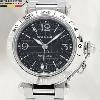 gros plan d'une montre-bracelet avec un cadran noir