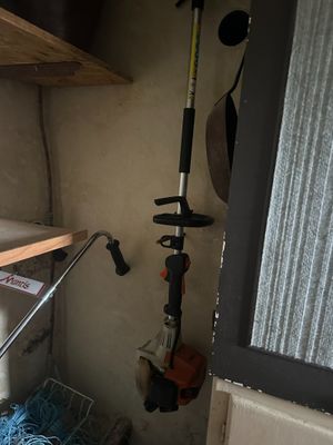 une petite pièce avec une fenêtre et une étagère accrochée au mur