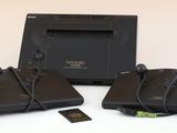 trois manettes de jeux vidéo posées les unes à côté des autres sur une table