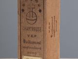 une image représentant une boîte en bois surmontée d'une plaque