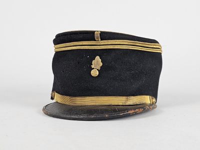une image représentant un chapeau noir orné de bordures dorées sur un fond blanc