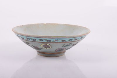 CHINE Coupe en porcelaine polychrome
