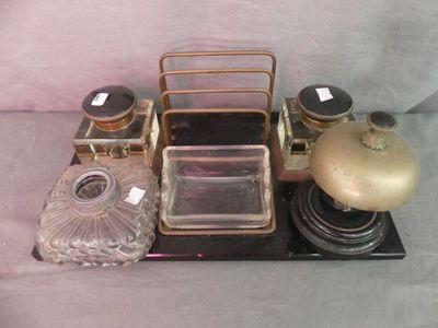 de nombreux objets en verre disposés sur un plateau posé sur une table