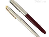Stylo à bille argenté et rouge sur fond blanc avec un espace réservé au texte